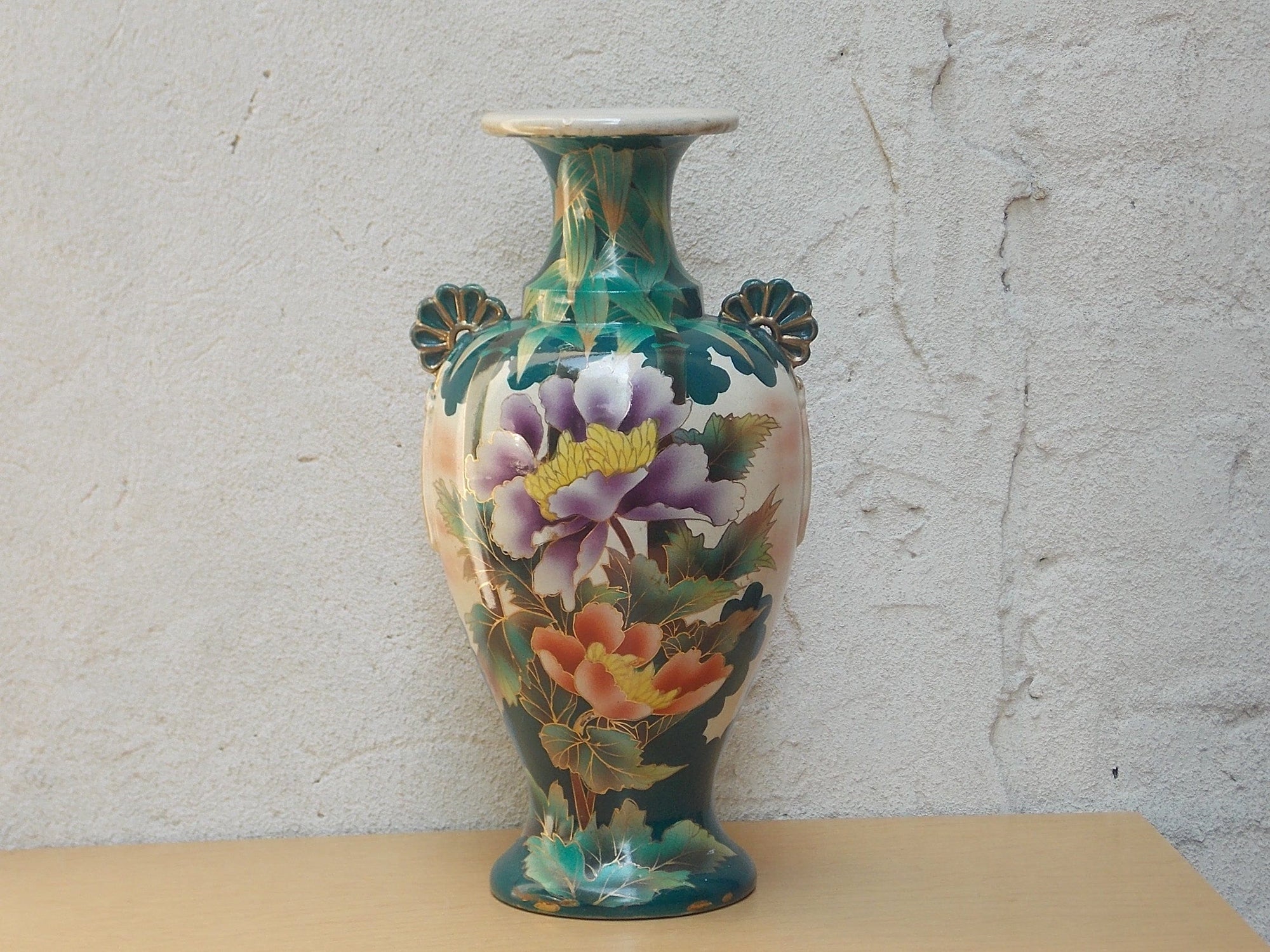 https://cdn.shopify.com/s/files/1/0268/0005/files/i-like-mike-s-mid-century-modern-wall-decor-art-large-green-white-floral-gilded-urn-vase-with-pink-purple-orange-11840338362456_2000x.JPG?v=1690461182