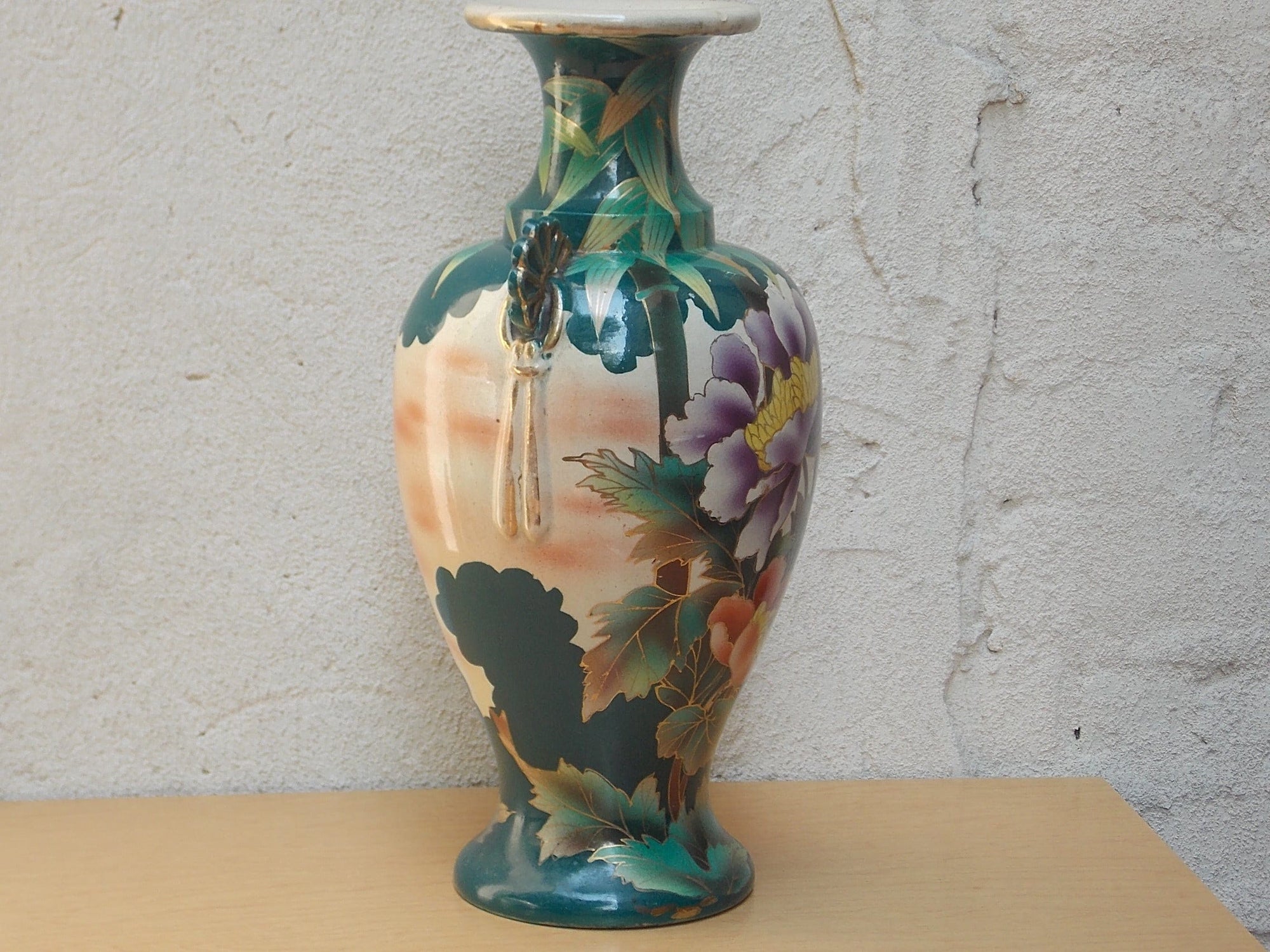 https://cdn.shopify.com/s/files/1/0268/0005/files/i-like-mike-s-mid-century-modern-wall-decor-art-large-green-white-floral-gilded-urn-vase-with-pink-purple-orange-11840338821208_2000x.JPG?v=1690461186