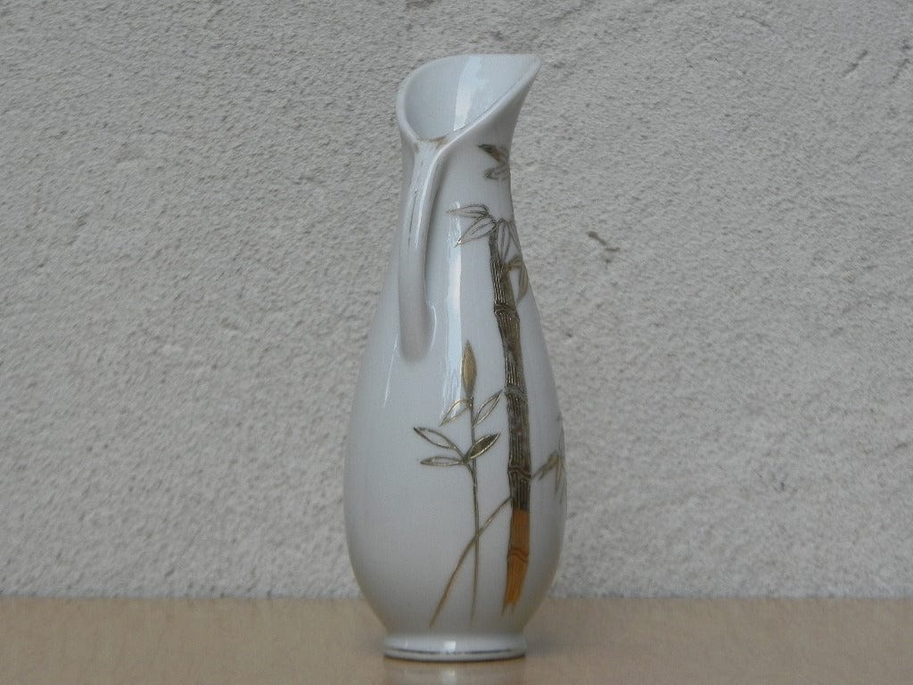 https://cdn.shopify.com/s/files/1/0268/0005/files/i-like-mike-s-mid-century-modern-wall-decor-art-small-white-pitcher-vase-with-gold-bamboo-design-2560421101656_1600x.JPG?v=1690351202