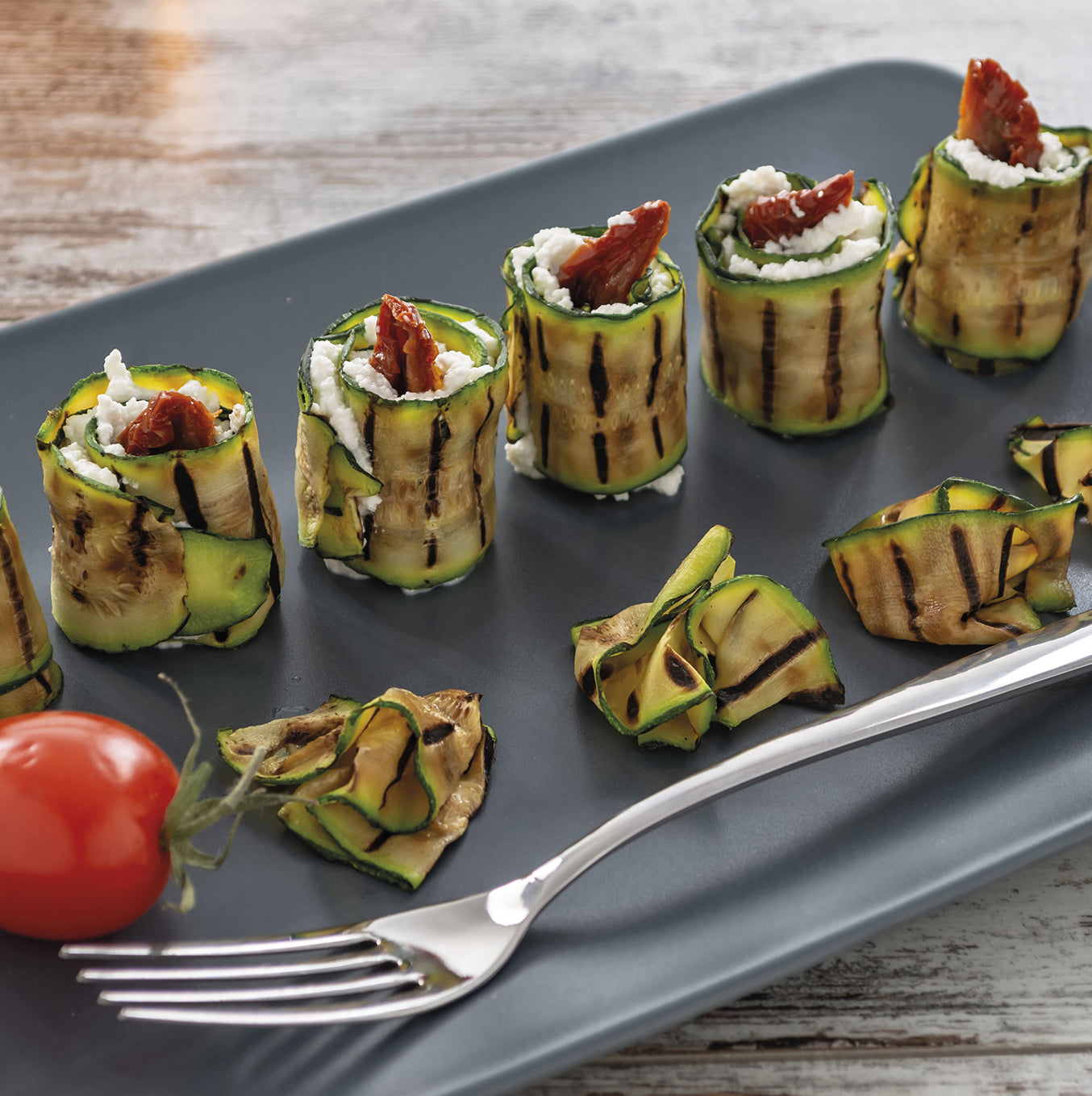 Rotolini di zucchine grigliate con formaggio