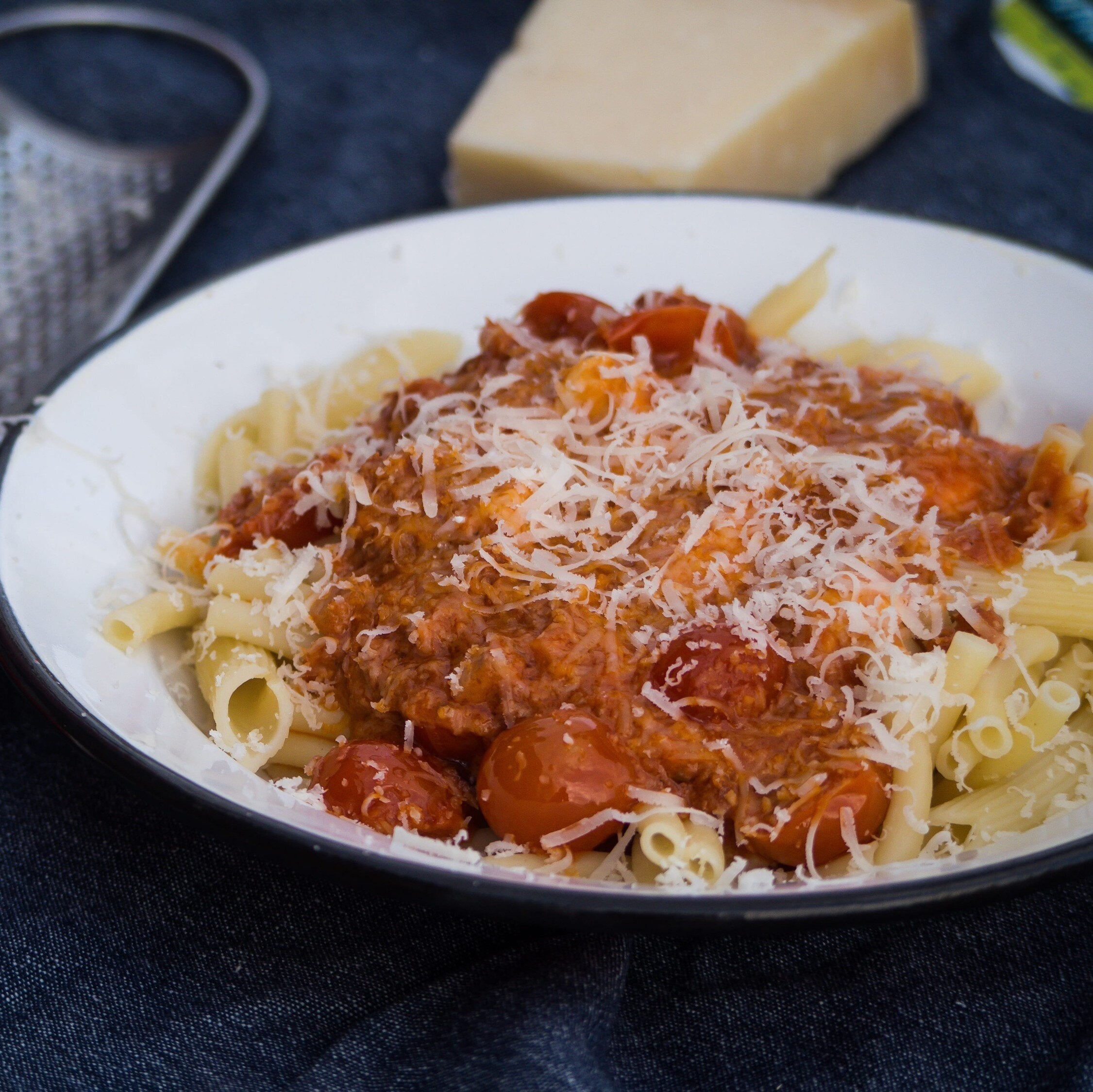 Pasta con ragù e polpettine fritte