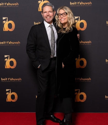 Michael Libow and Tara Riceberg in front of Beit T'Shuvah step and repeat