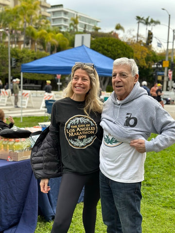 Tara and Ed Riceberg cheering Beit T'Shuvah at mile 16 LA Marathon 2023