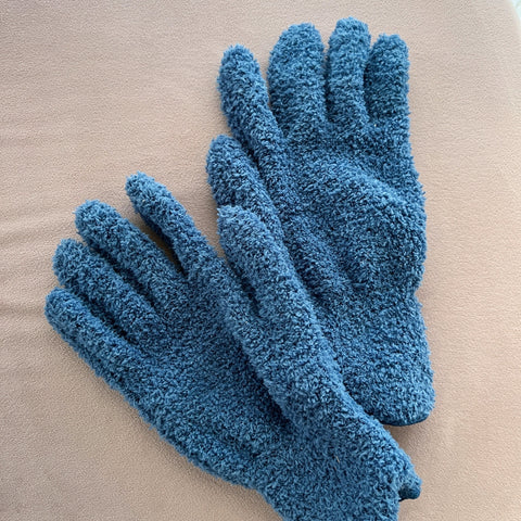 Say goodbye to dusty leaves with our microfiber dusting gloves 🧤 Our  gloves are essential for your plants health. They help remove dirt…