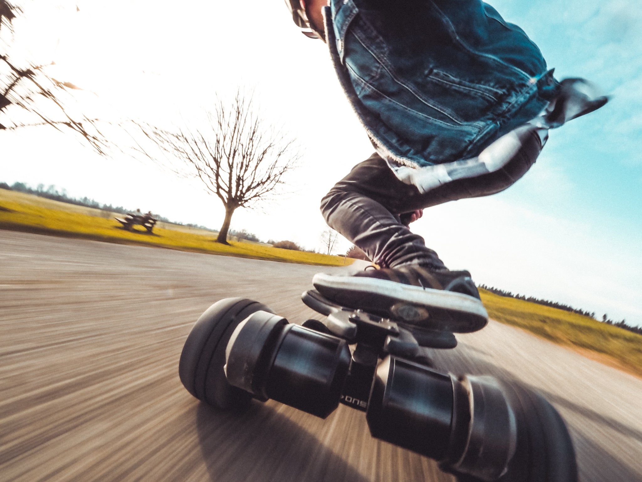 Le meilleur skateboard électrique 2 en 1. Entraînement par courroie ONSRA Black Carve 2 avec roues en caoutchouc de 115 mm ou roues AT de 150 mm. Longboard électrique avec double kingpin et entraînement par courroie.