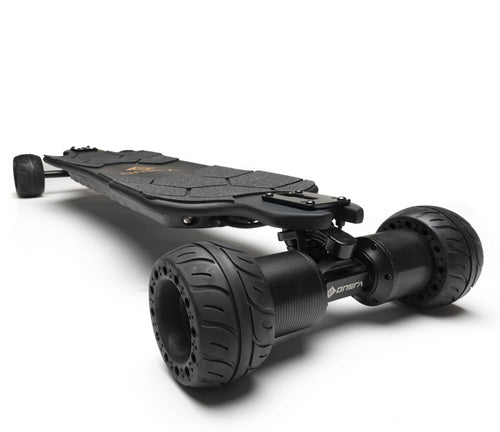 Le meilleur skateboard électrique silencieux et fiable. ONSRA Black Carve 2 Direct Drive avec roues en caoutchouc ou roues Cloud. Longboard électrique avec double Kingpin et Direct Drive. Modifier le texte alternatif