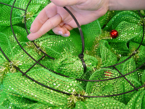 basic-green-wreath-finished-ends-zip-tie