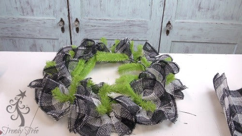 bee-wreath-make-outer-layer-finished