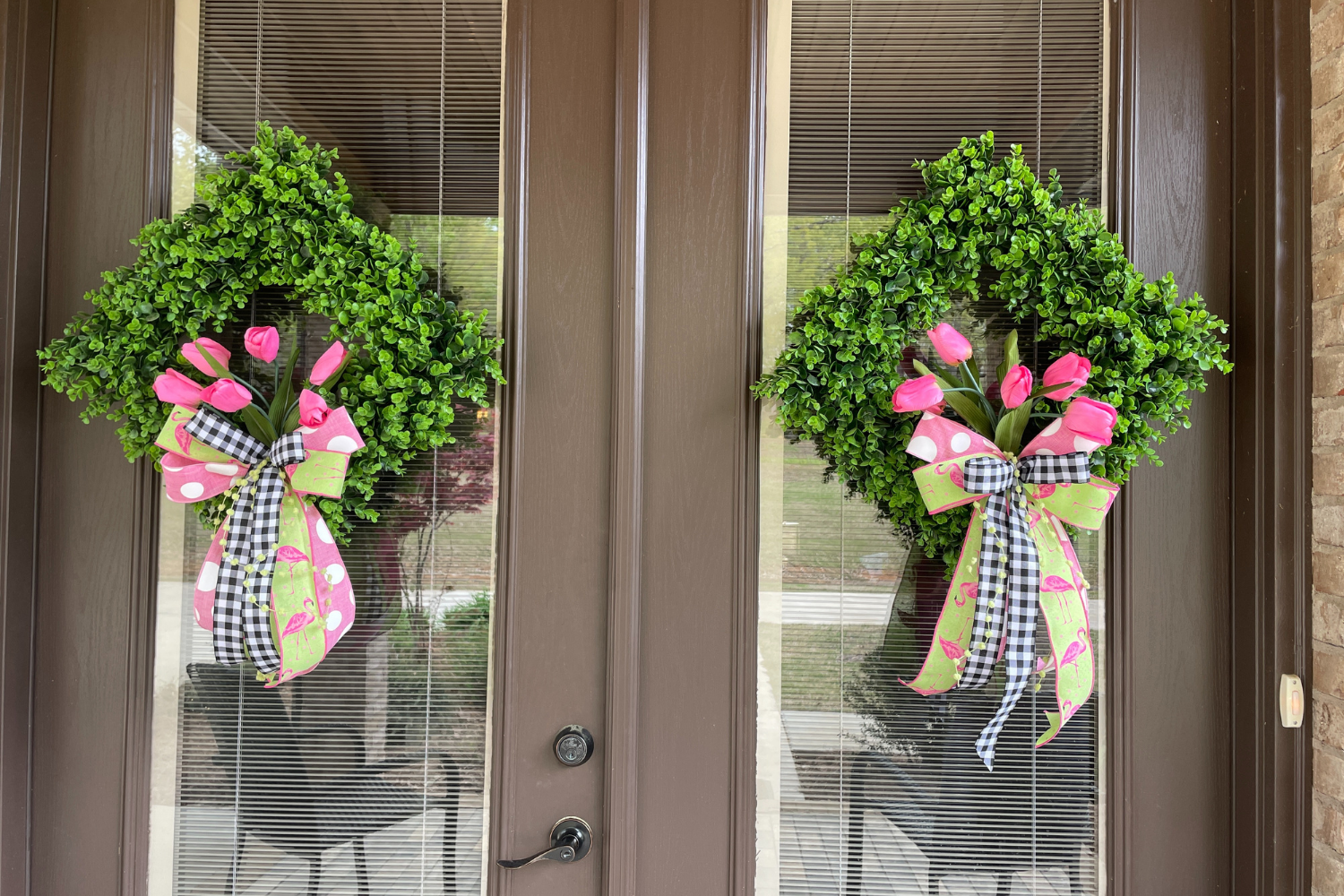 boxwood wreath with tulips from trendy tree