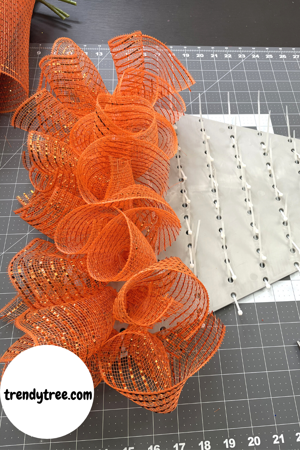 deco mesh carrot wreath tutorial