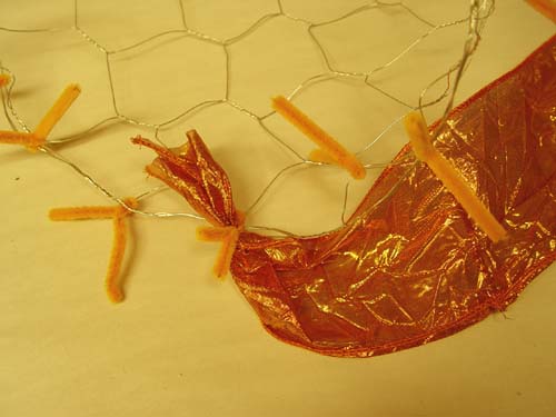 cornucopia-8-start-ribbon fall cornucopia made of chicken wire and deco poly mesh ribbon