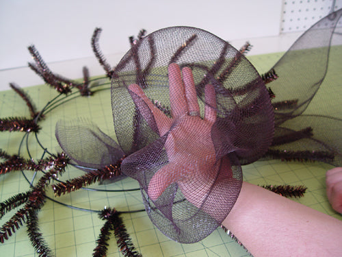 fishing-wreath-hand-in-mesh-fluff-pouf