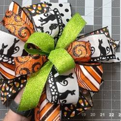 halloween bow made with multiple ribbons on the probow bowmaker