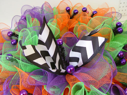halloween-ruffle-wreath-secure-ribbon-strip-in-tie
