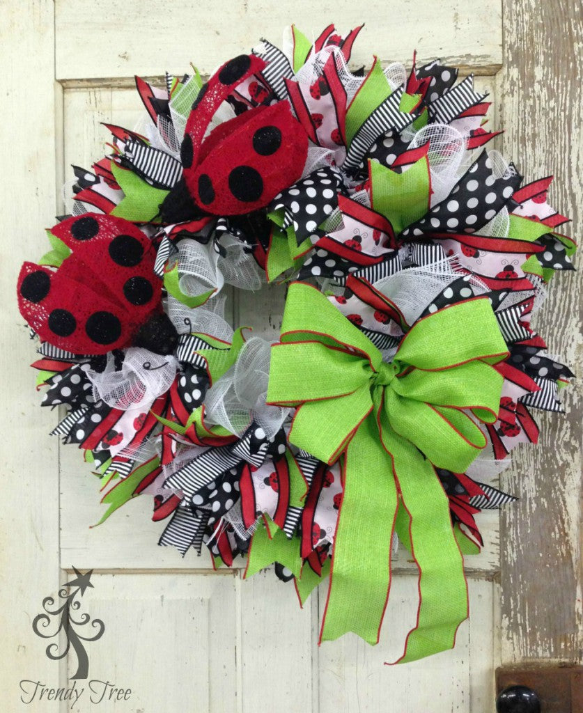 ladybug-wreath-green-bow-1-trendytree