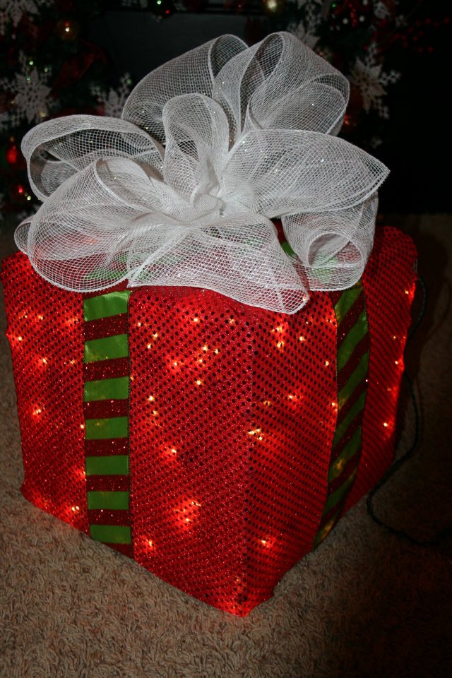 How to Make a Lighted Christmas Box Decoration — Trendy