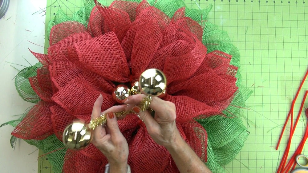 poinsettia-wreat-2016-tutorial-twist-balls