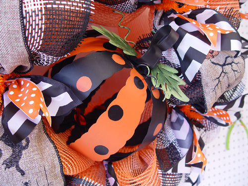 pumpkin-wreath-closeup-orange-pumpkin