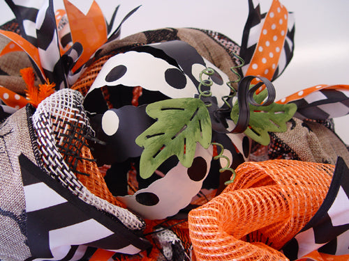 pumpkin-wreath-closeup-white-black-pumpkin