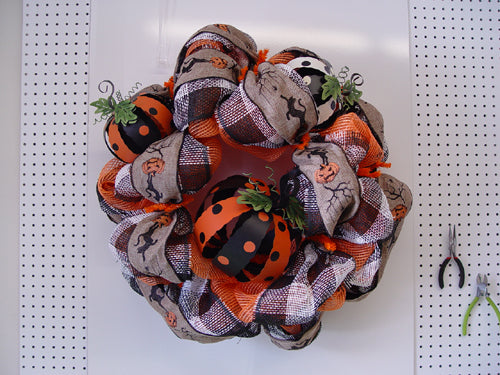 pumpkin-wreath-positioned-pumpkins