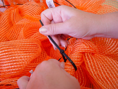 pumpkin-wreath-secure-short-end-with-zip-tie