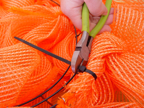 pumpkin-wreath-snip-zip-tie-end