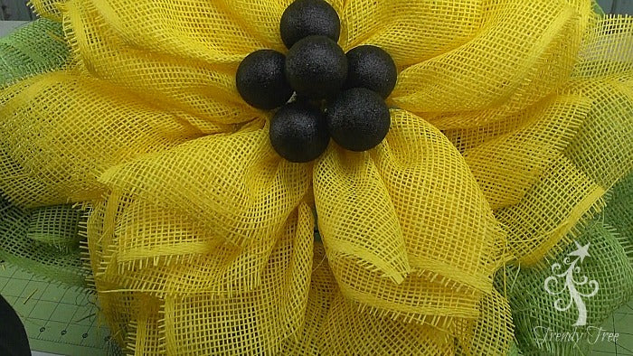 sunflower-ladybug-wreath-tutorial-trendytree-tighten-twist-balls