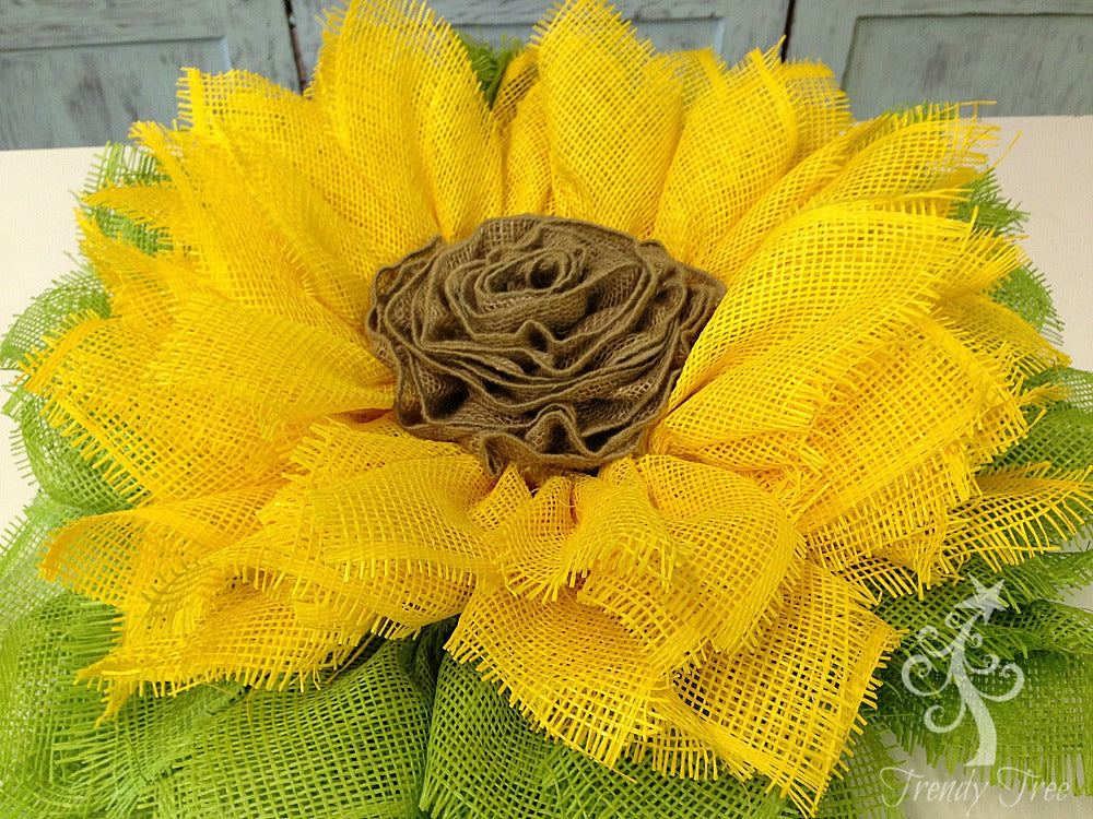 sunflower-wreath-ribbon-center-after-sprayed