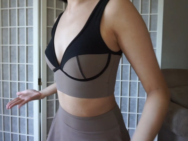 Elifestyle is showing you how to match an A-line skirt with a sports top