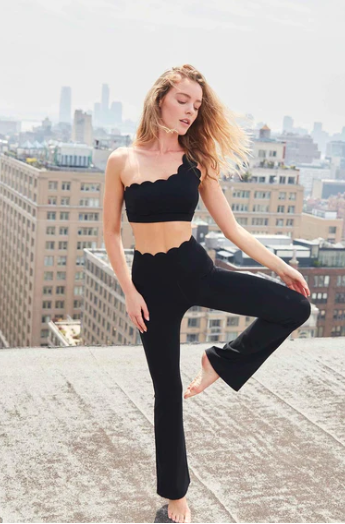The black one shoulder sports bra and black flare leg leggings are suitable for workout and leisure.