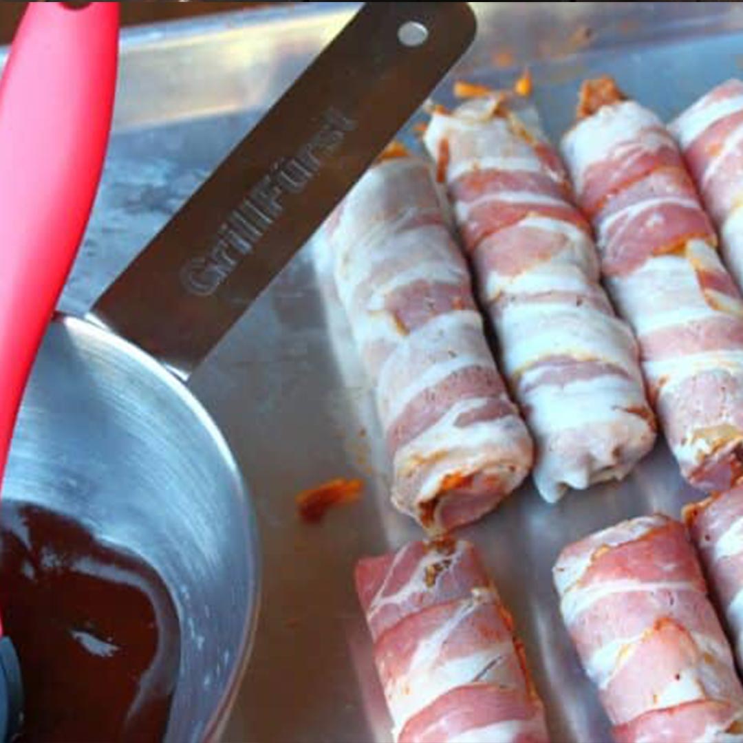 Pulled Pork Cannelloni werden mit Bacon umwickelt.