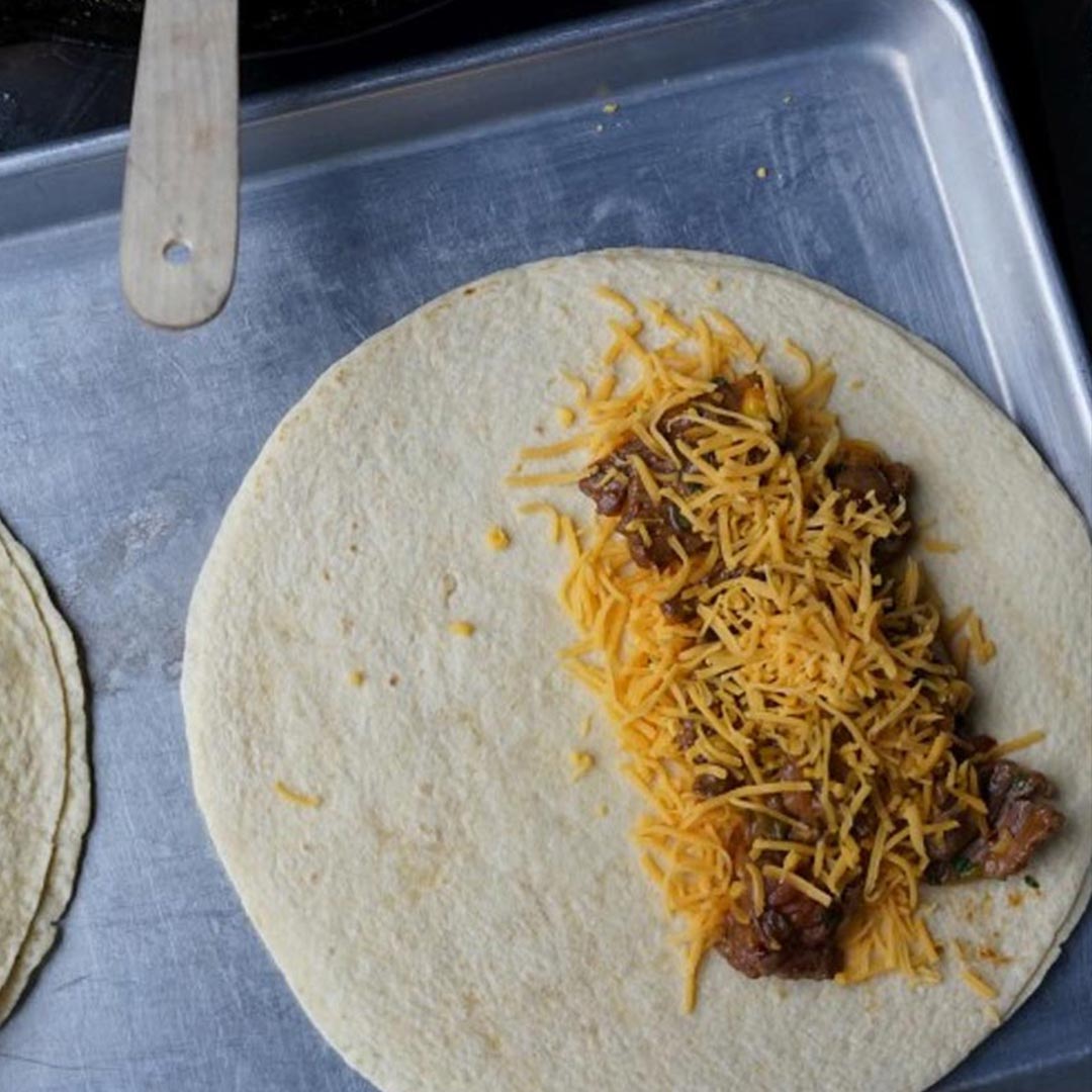 Cheddar, Steakstreifen, Jalapenos bilden die Füllung für die Raostbeef Quesadillas.