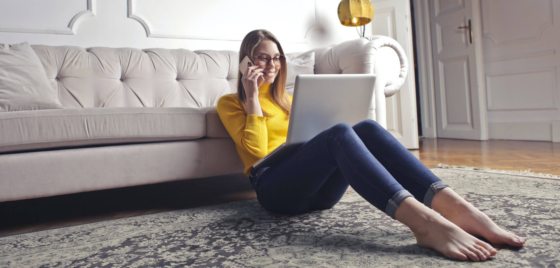 Femme et canapé pas cher en cuir meilleur rapport qualité prix