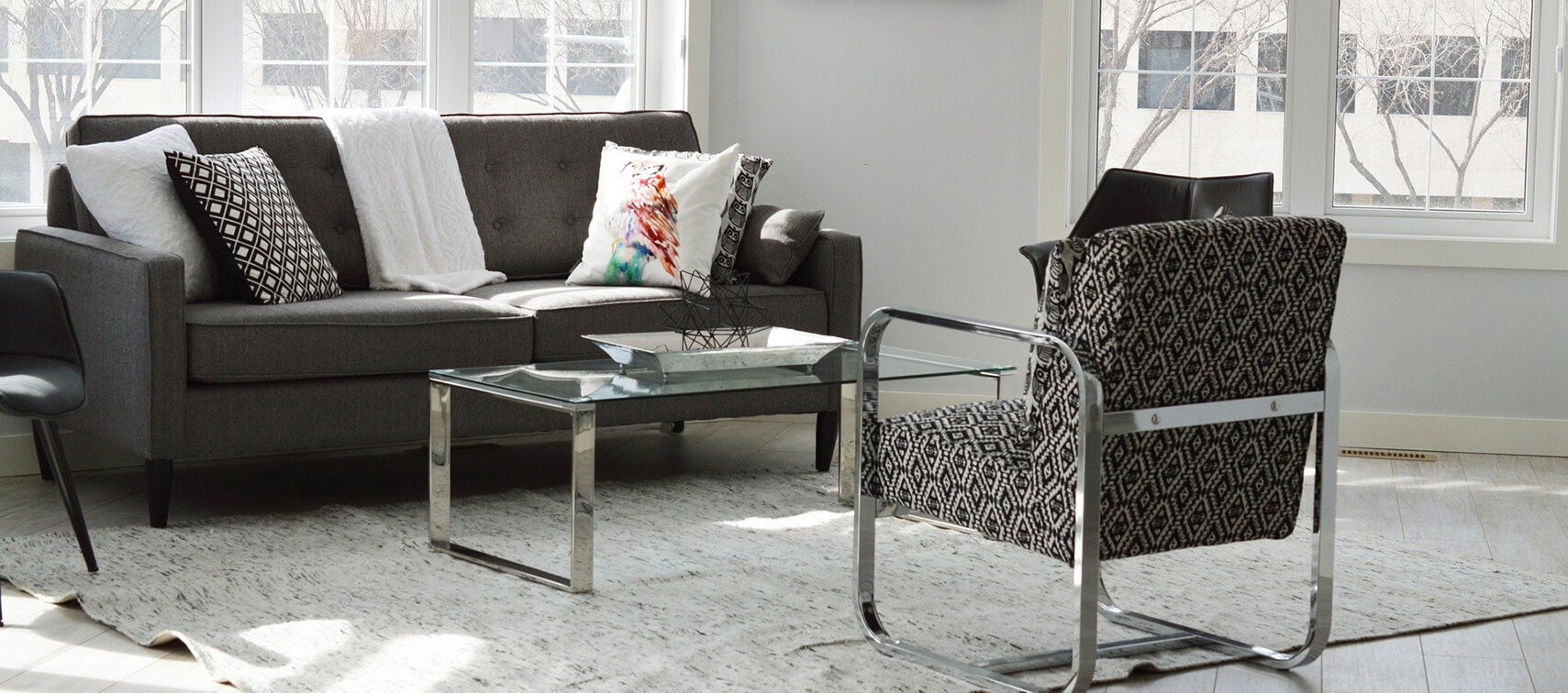 Salon moderne avec canapé et chaises en tissu