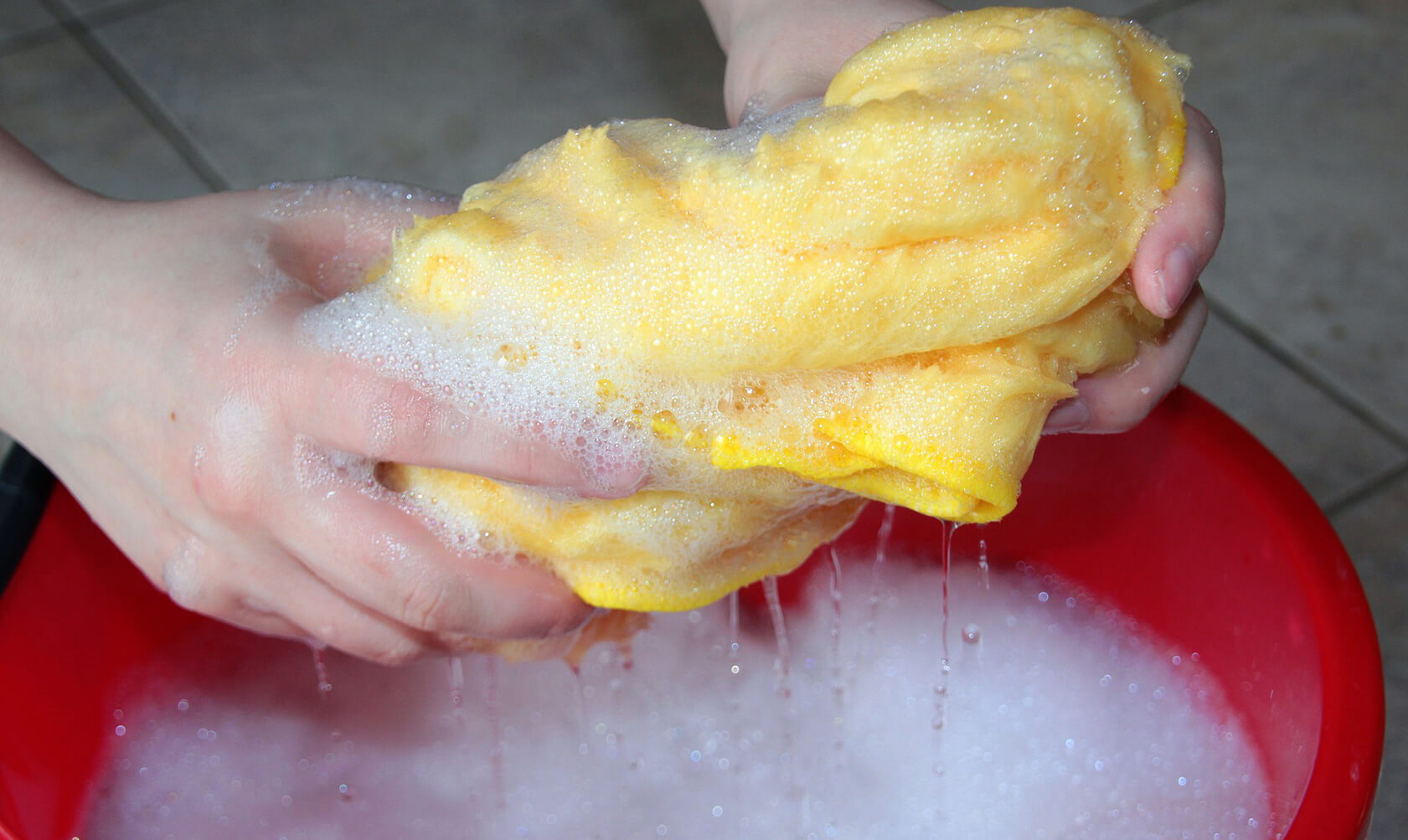 Essorage d'un chiffon apres nettoyage d'un canape avec du vinaigre blanc