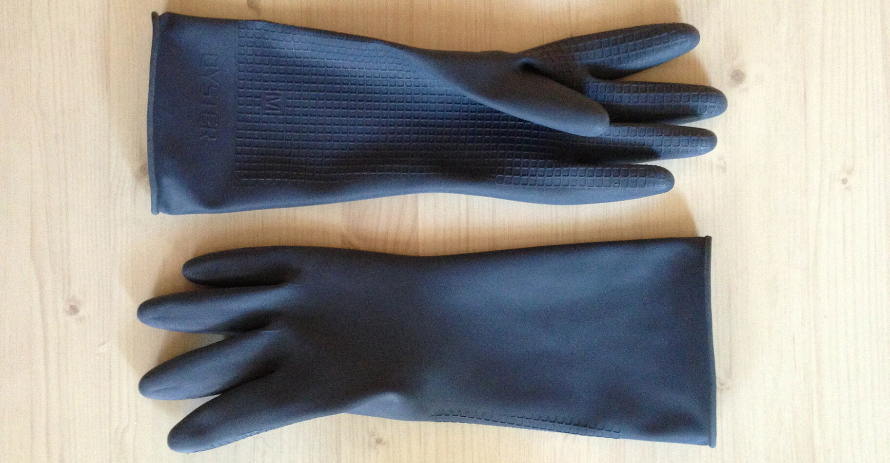 Gants de protection pour nettoyer un canape avec ammoniaque