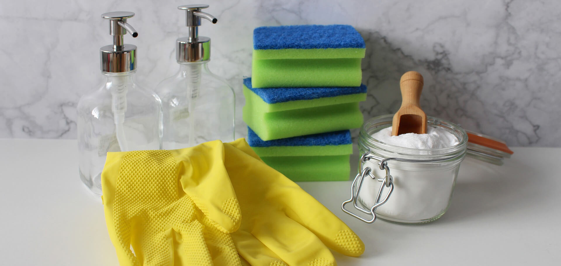 Cristaux de soude et gants pour nettoyer un canape en tissu