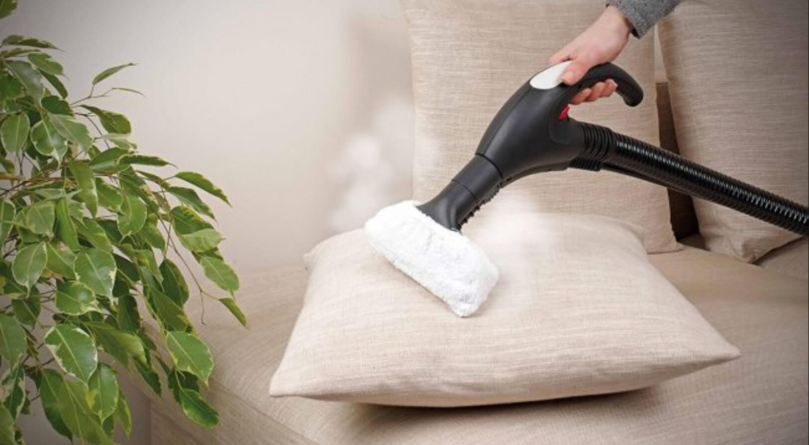 Aspirateur vapeur pour nettoyer une chaise en tissu