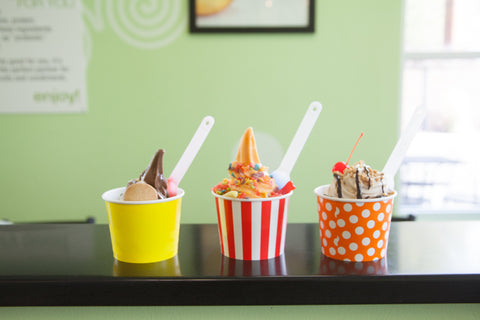 Patterned paper ice cream cups with frozen yogurt, Plastic vs. Paper Ice Cream Cups: Which is Better?