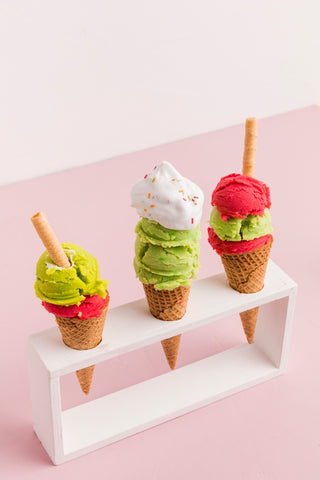 https://cdn.shopify.com/s/files/1/0268/4508/5731/files/plastic-holder-with-colorful-ice-cream-cones_480x480.jpg?v=1617909325