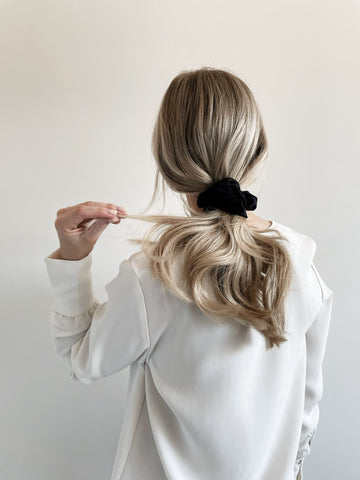 black natural silk scrunchie in blonde hair. silk scrunchie benefits
