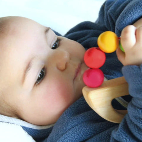 drewniany gryzak dla niemowlęcia