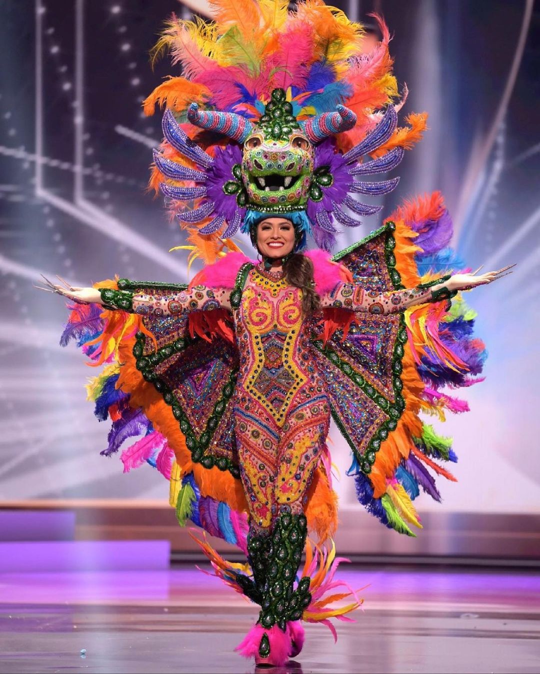 Andrea Meza portando traje de alebrije miss universo 2021