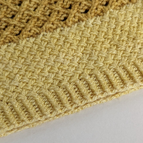 Close up of Yarn Tasting Twist cowl crochet cast-on edge