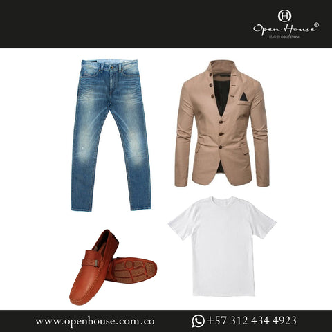 Outfit com mocasines café hombre y jean, estilo informal. Se conforma de jean azul, camiseta blanca, saco café y mocasines Apolo Café Open House