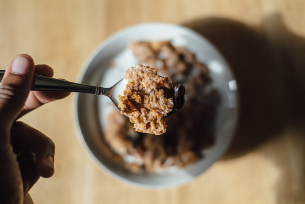 Best pre- and post-workout snacks: oatmeal on a spoon