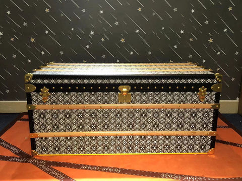 Louis Vuitton Courrier Lozine 110 trunk For Sale at 1stDibs