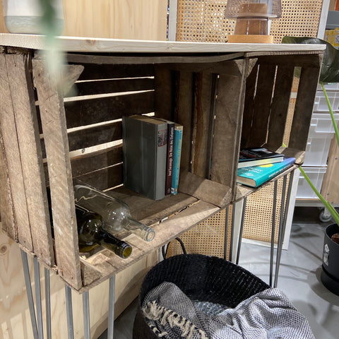 caja-manzana-pinzas-botellas-de-vino-libros