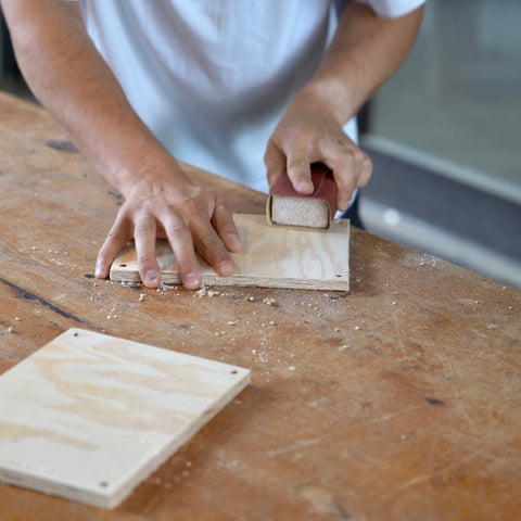 Holz wird abgeschliffen