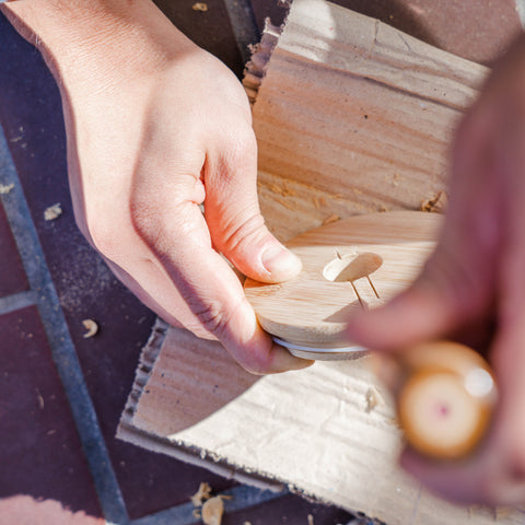 Mit Hilfe eines Stecheisens wird Holz aus einem vorgesägten Schlitz entfernt. 